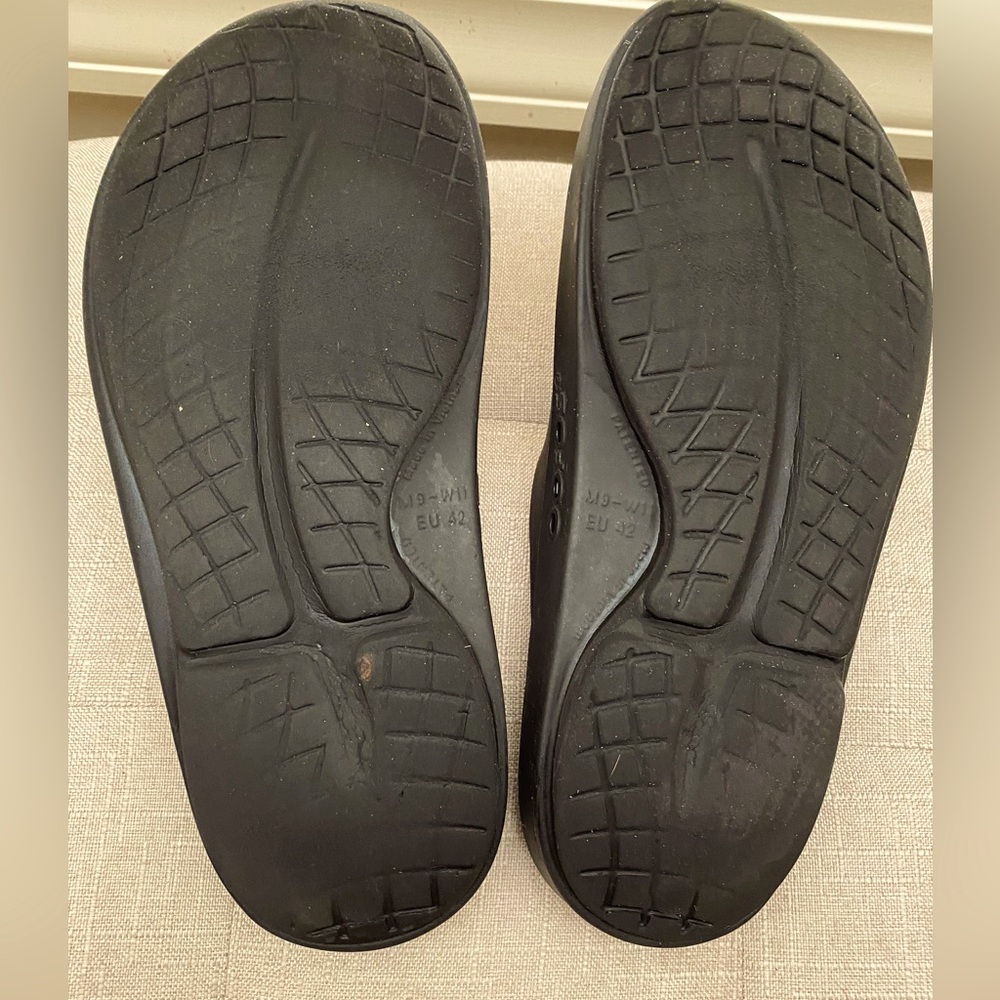 Men’s OOFOS slides. Size 9-11 - Picture 2 of 3